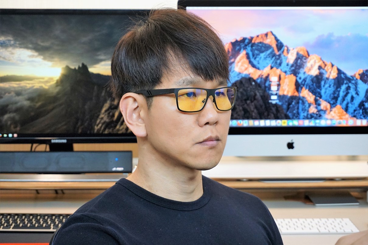 2026년 눈 편한 모니터로 시력을 보호하는 현대인의 모습